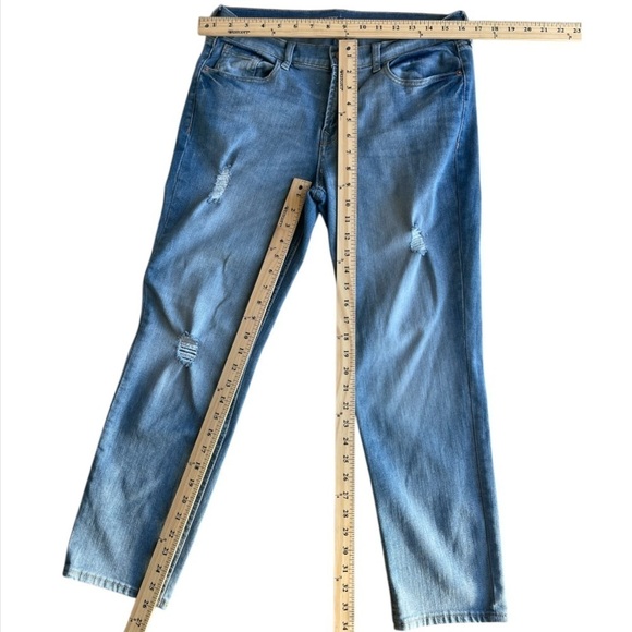 Old Navy Straight Crop Distressed Jeans Women’s Size 8 Regular Light Wash - Picture 3 of 7